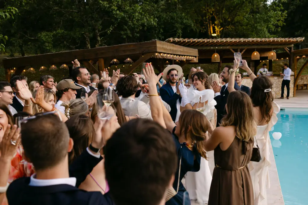 Mariage entouré de proches au Domaine de Valbonne