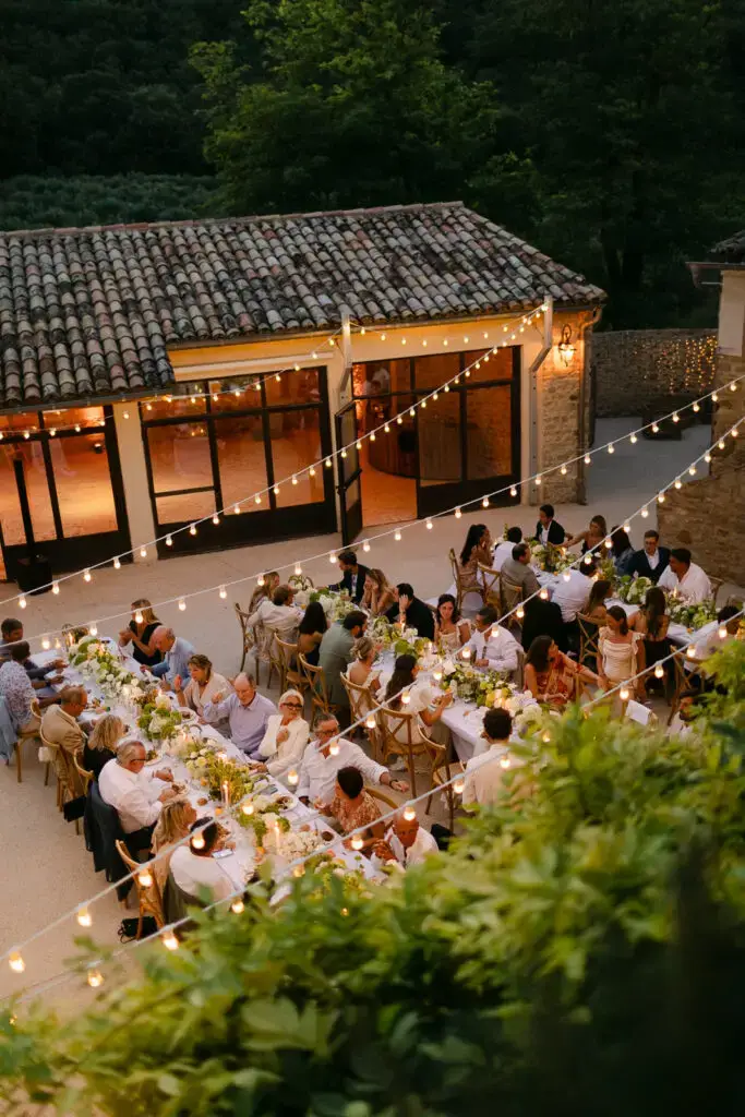 Mariage entouré de proches au Domaine de Valbonne