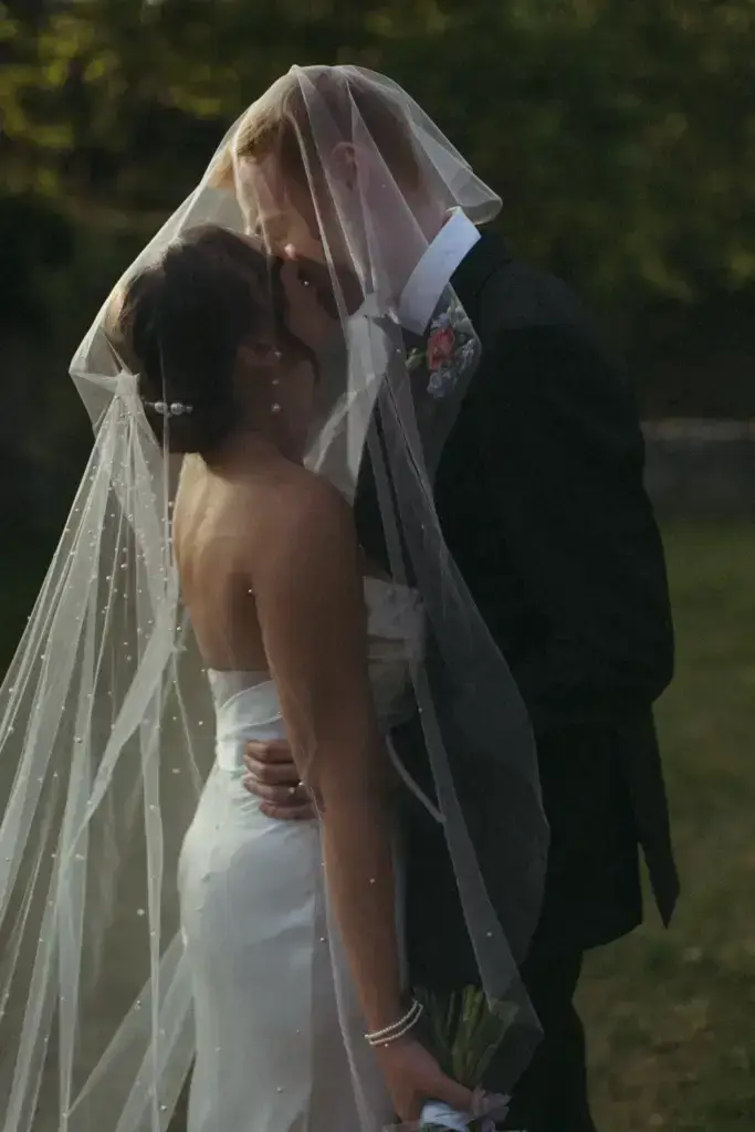 Mariés célébrant leur union au Château de Villarlong à Carcassonne.