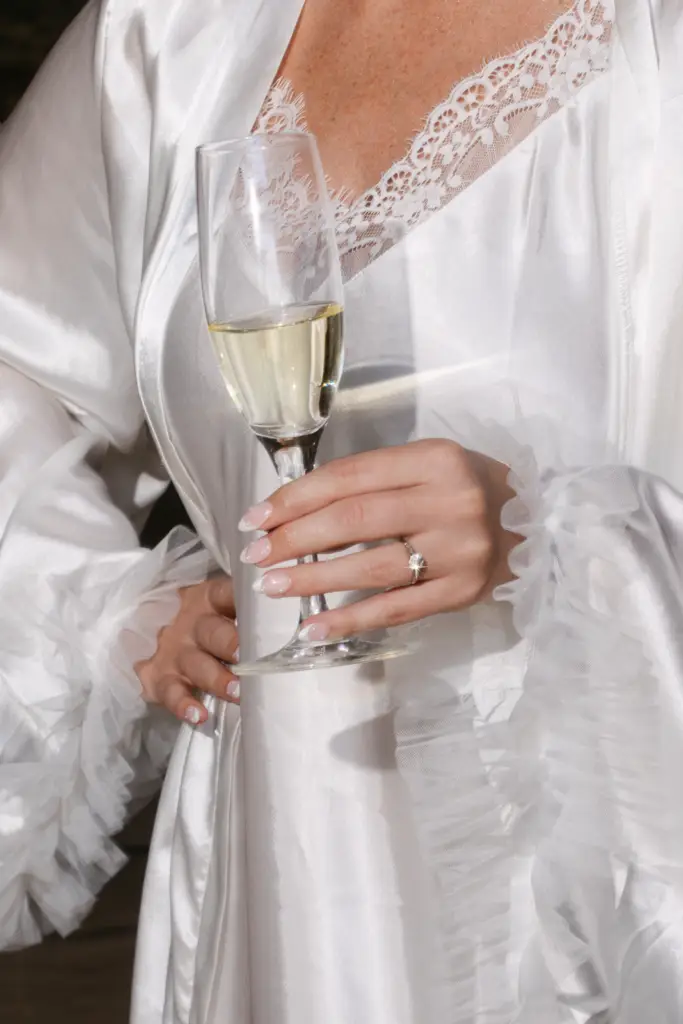 Préparatifs des mariés dans le cadre authentique du Château de Villarlong