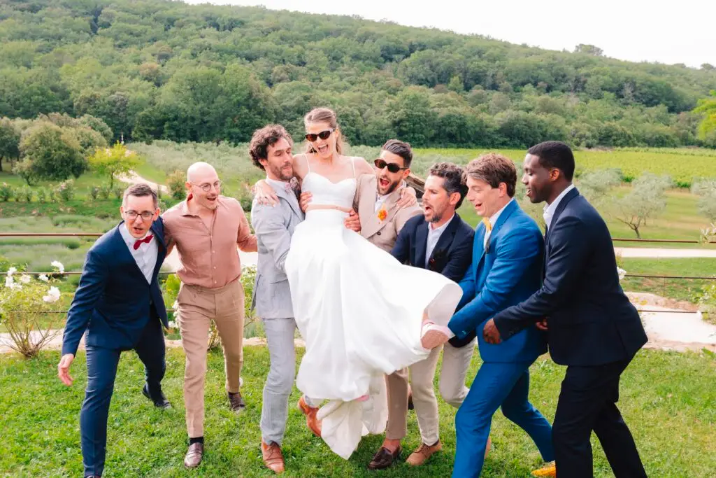 Témoins et mariés lors d’un mariage en Provence au Domaine de Valbonne