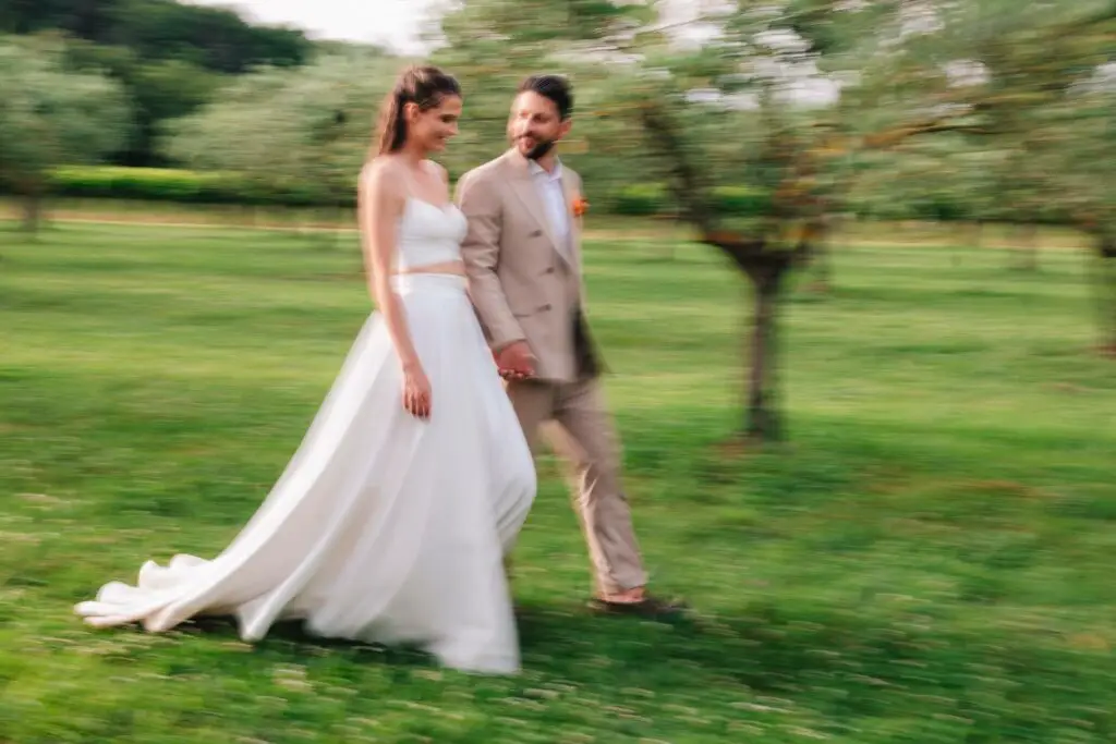 Photo de couple dans le cadre naturel du Domaine de Valbonne