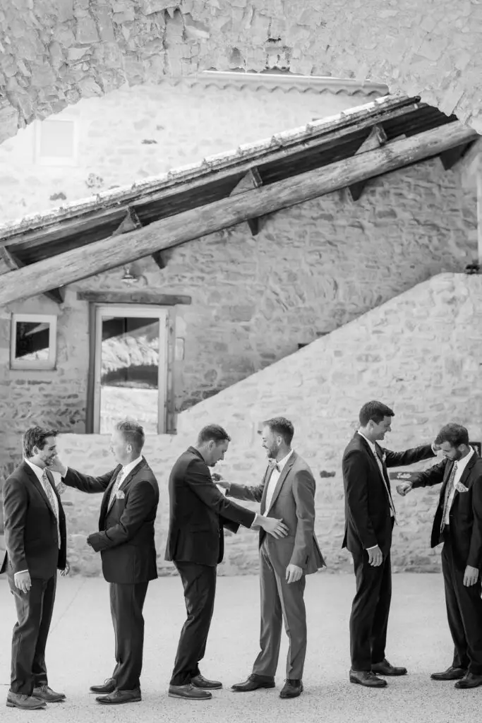 Témoins et mariés lors d’un mariage en Provence au Domaine de Valbonne