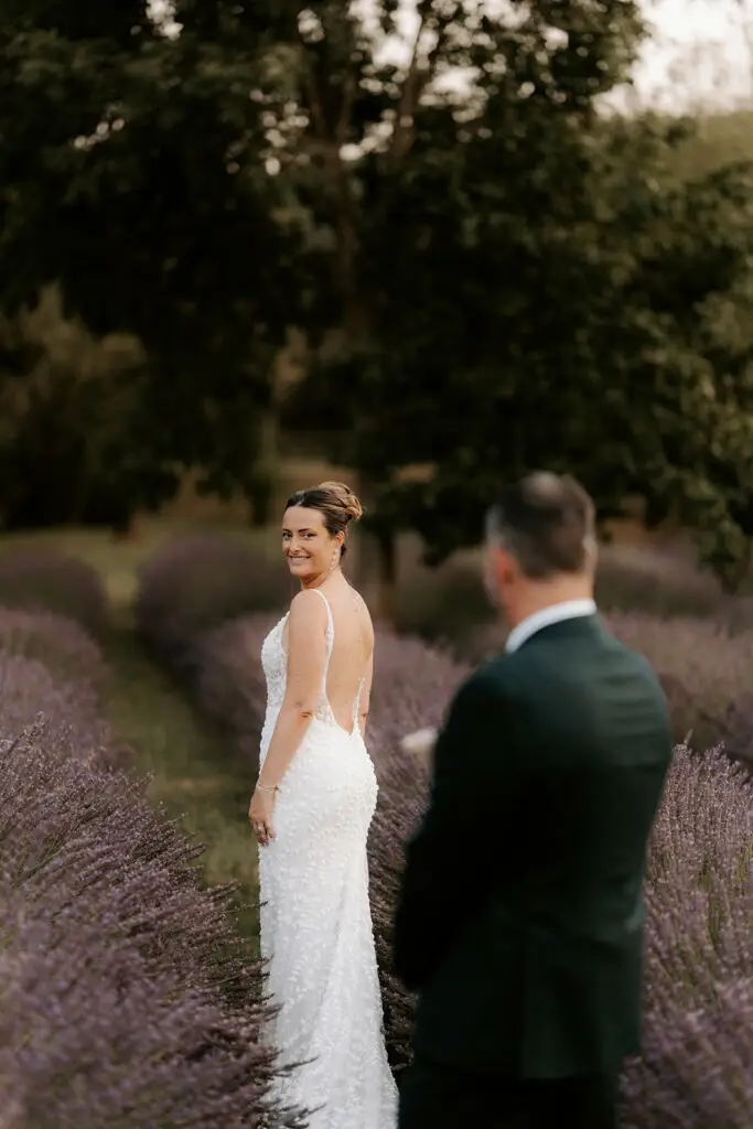 Moment intime entre les mariés au Domaine de Valbonne