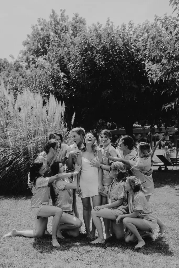 Témoins et mariés lors d’un mariage en Provence au Domaine de Valbonne