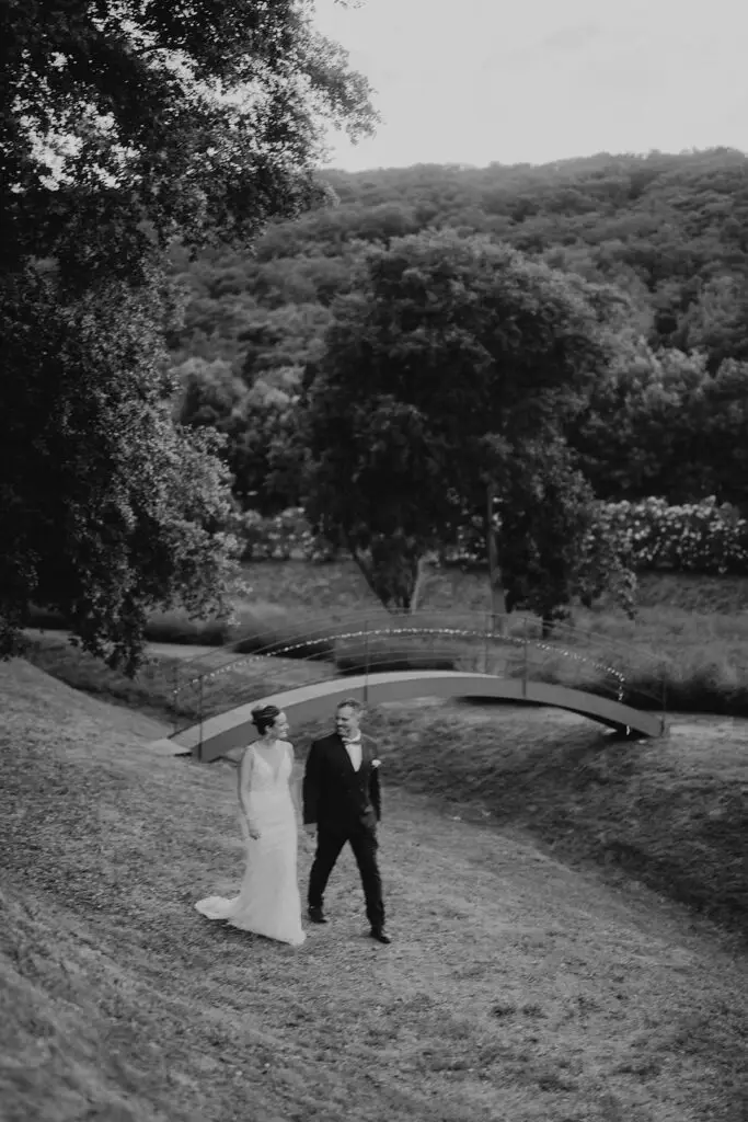 Moment intime entre les mariés au Domaine de Valbonne