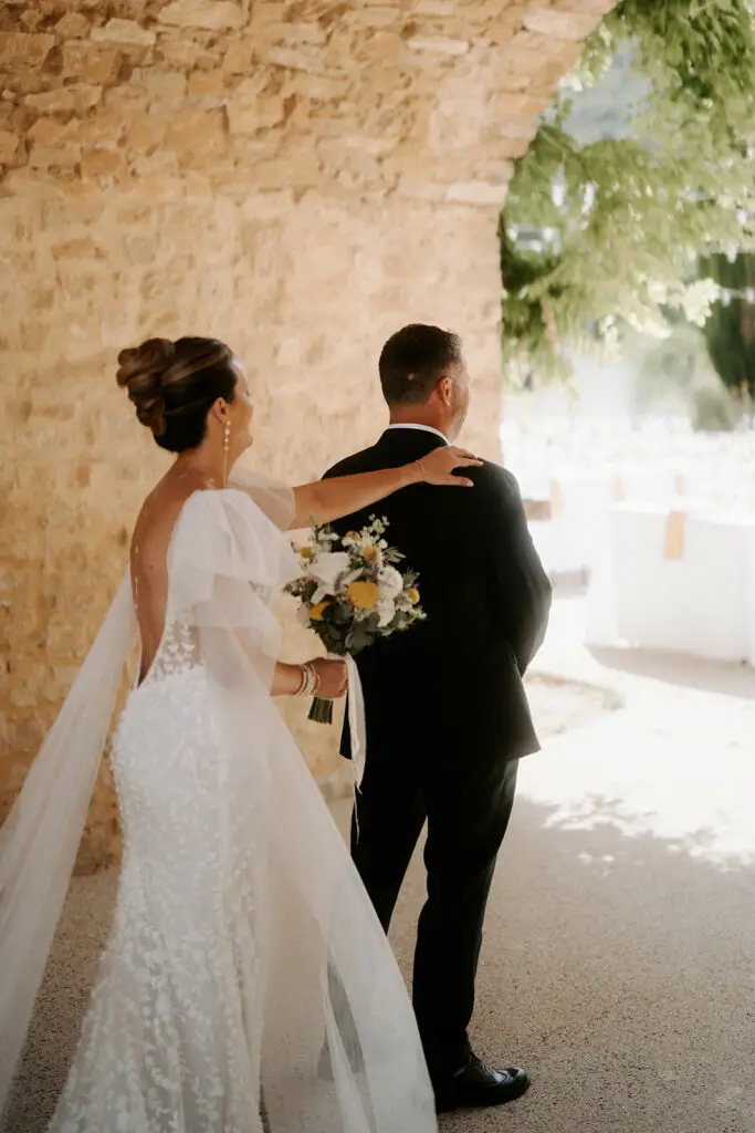 Moment intime entre les mariés au Domaine de Valbonne