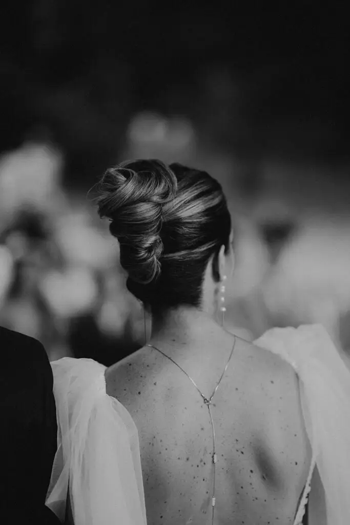 Coiffure de la mariée pour un mariage au domaine de Valbonne