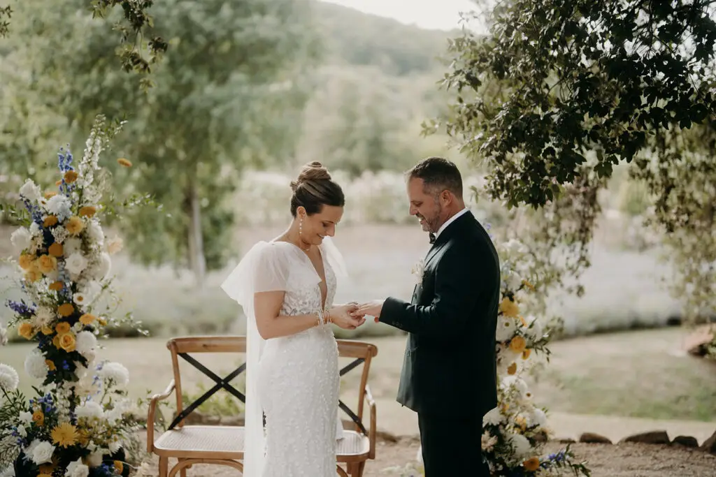 Moment intime entre les mariés au Domaine de Valbonne