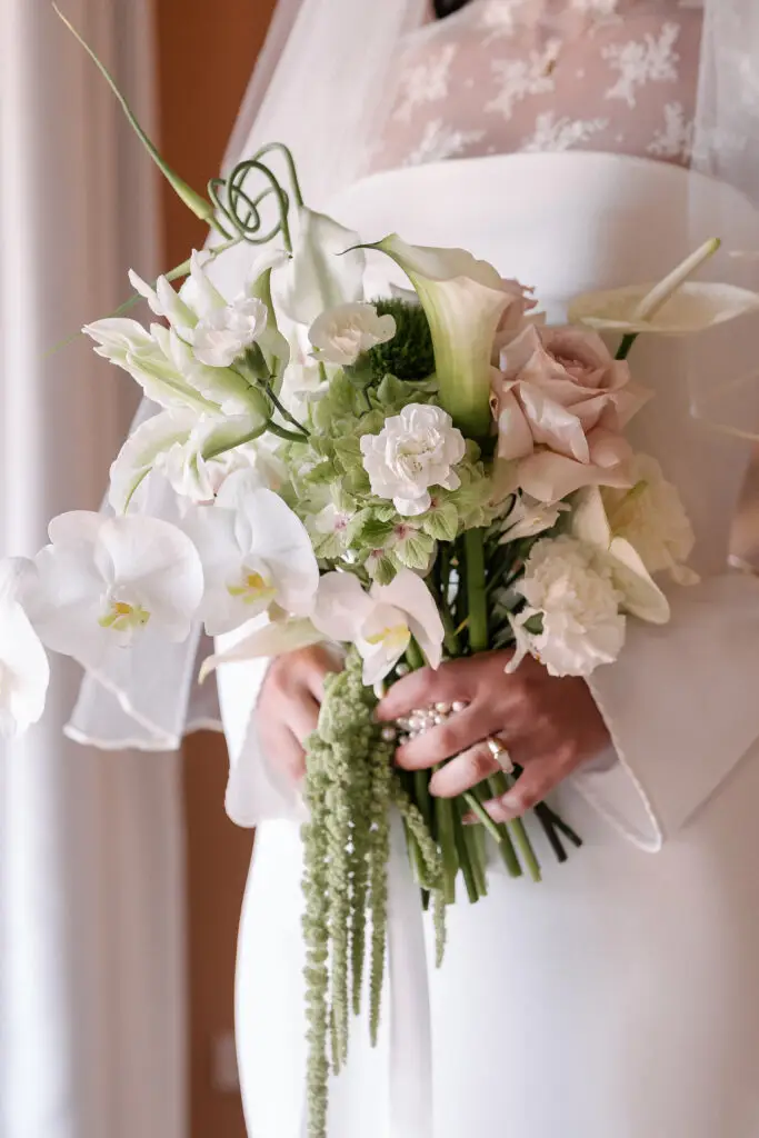 Bouquet de mariée lors d’un mariage au Château de l’Hospitalet