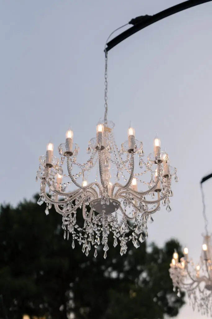 Lustre pour une décoration luxueuse pour un mariage dans le sud de la France