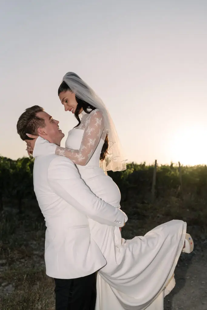 Mariés lors de leur mariage au Château de l’Hospitalet