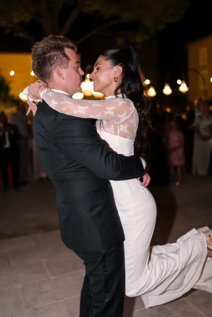 Mariés lors de leur mariage au Château de l’Hospitalet