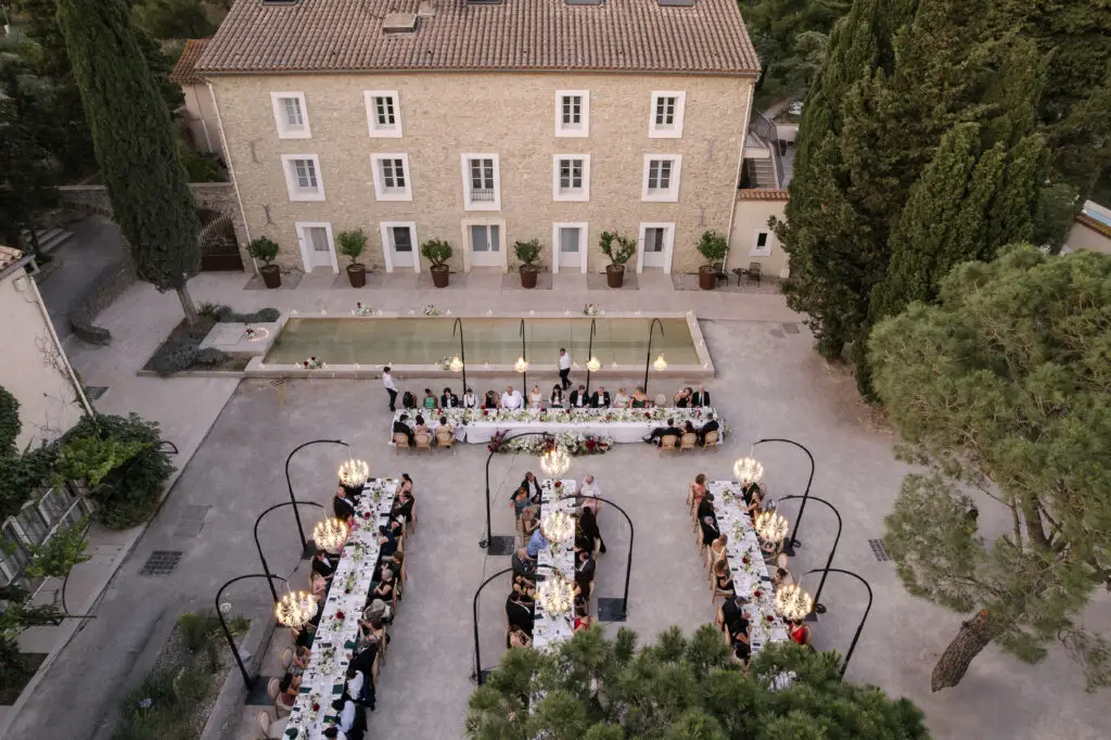 Détails floraux et décoration au Château de l’Hospitalet