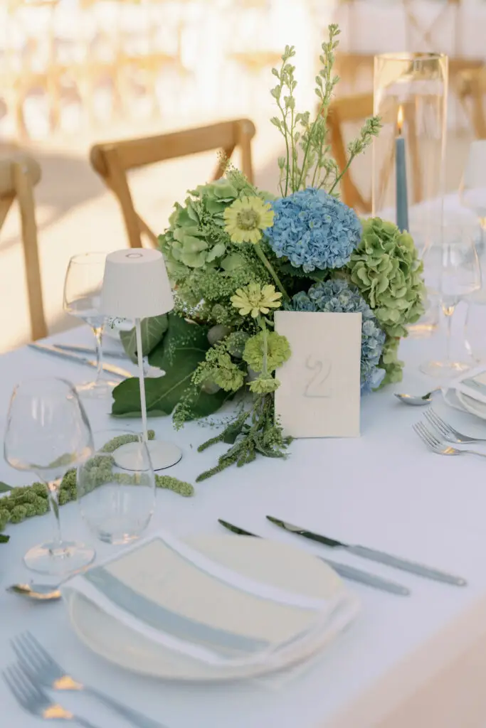 Détails floraux pour un mariage en Provence au Domaine de Valbonne
