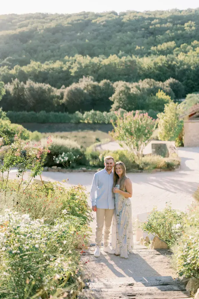Photo de couple dans le cadre naturel du Domaine de Valbonne