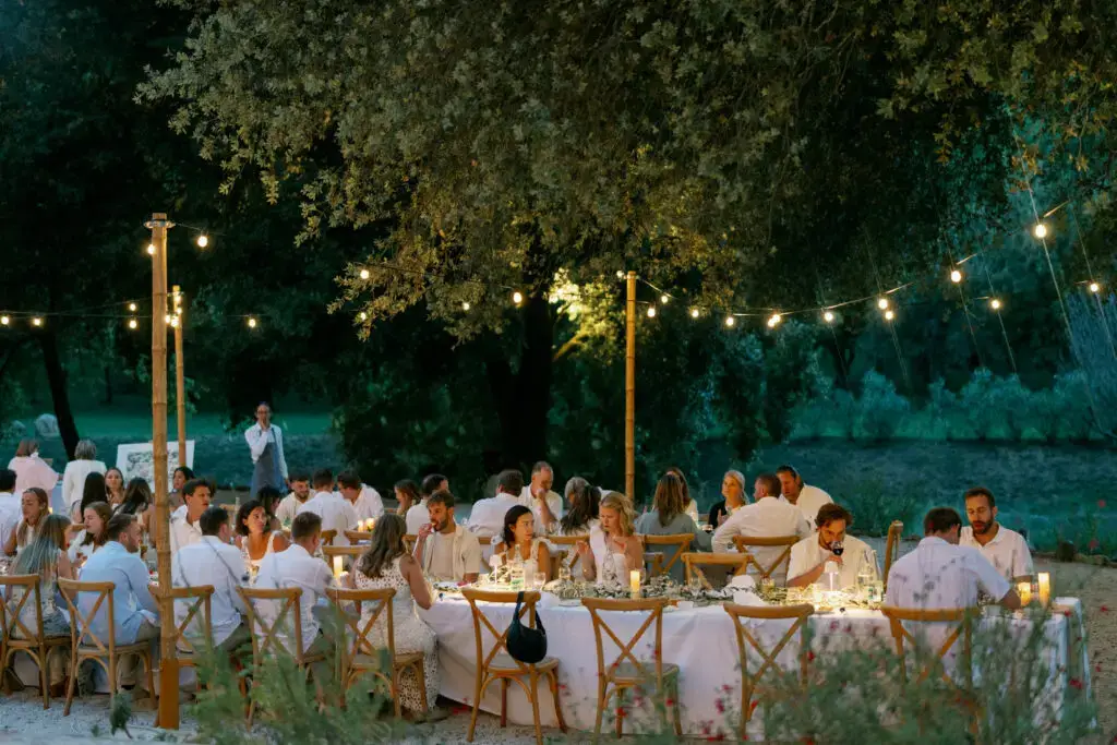 Témoins et mariés lors d’un mariage en Provence au Domaine de Valbonne