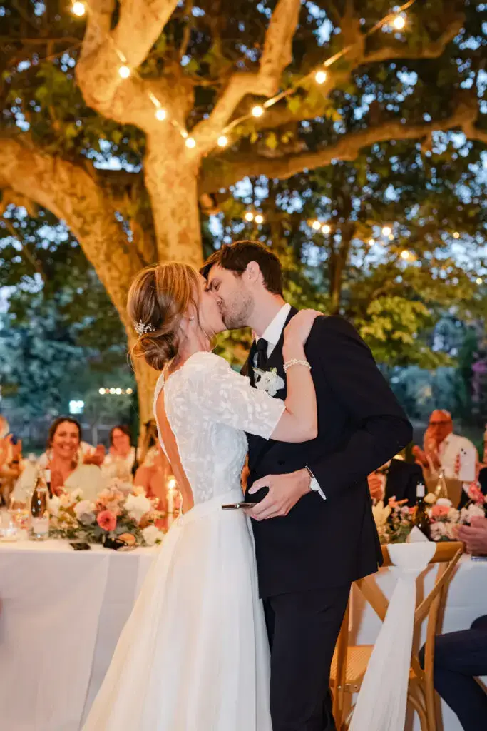 Mariés célébrant leur union au Petit Roulet