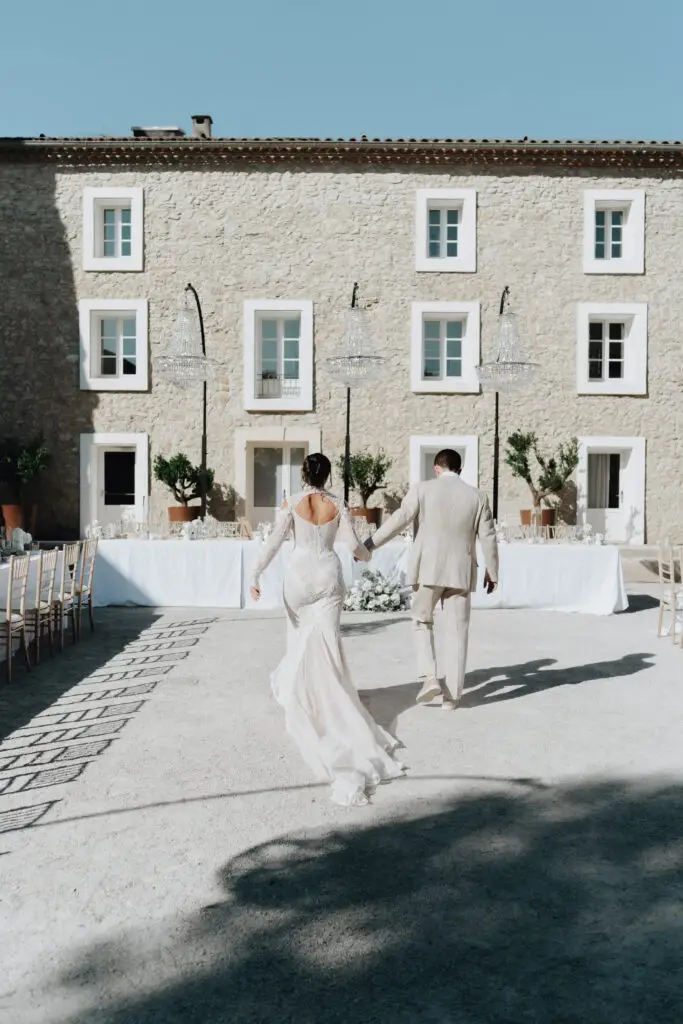 Les mariés découvrent l'espace repas