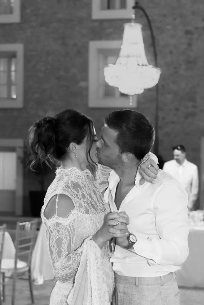 Mariés lors de leur mariage au Château de l’Hospitalet