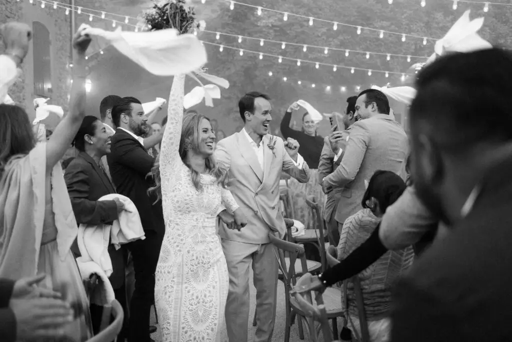 Témoins et mariés lors d’un mariage en Provence au Domaine de Valbonne